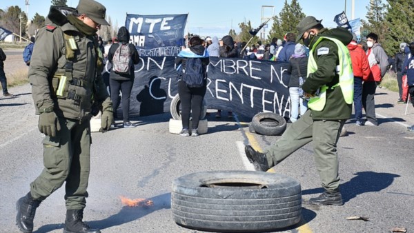 Patada. Uno de los gendarmes intenta despejar la ruta con una práctica poco habitual en la manifestación. 