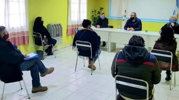 Problemas. Las empresas del interior plantearon sus inquietudes ante Petrakosky en Río Mayo.