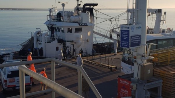 El barco pesquero arribó a la rada de Madryn el 31 de agosto y no pudo ingresar a puerto porque no tenían la totalidad de los PCR de la tripulación.