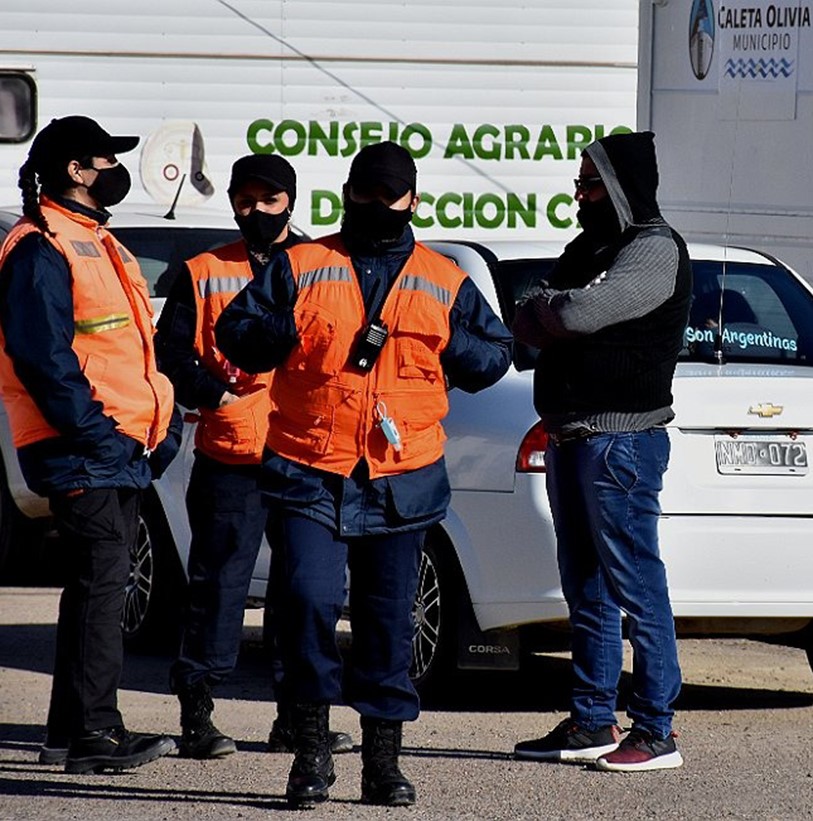 Policía de Santa Cruz multó a la joven por romper normas sanitarias.
