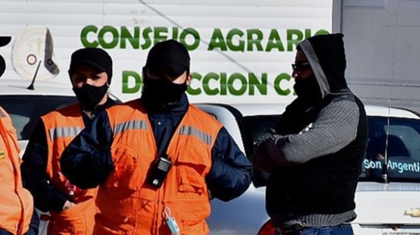 Policía de Santa Cruz multó a la joven por romper normas sanitarias.