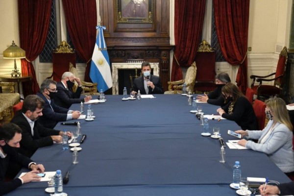 Sesiones presenciales en un estadio para tratar leyes rispidas.  Grupos de riesgo siguen virtual.