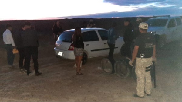 La Policía montó un operativo de identificación de los vehículos y personas que abandonaban el predio.