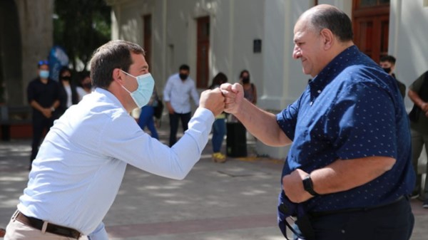 Juan Pablo Luque y Néstor García se saludan durante el acto.
