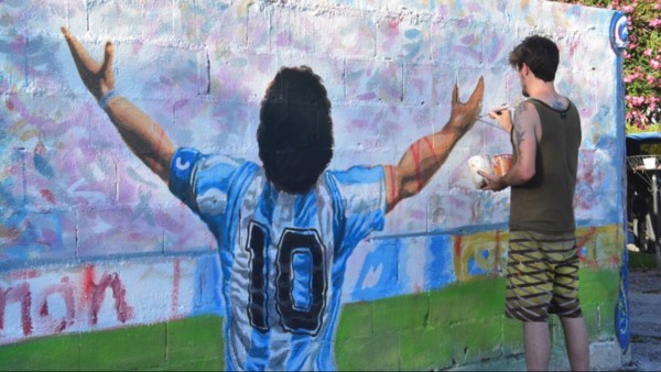 El artista Mariano Ponte volvió a lucirse para que el mural de Maradona en Trelew vuelva a quedar 10 puntos.