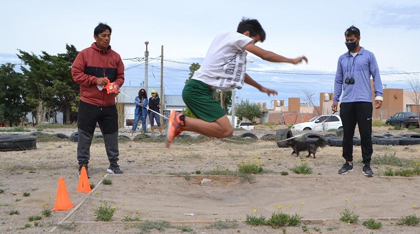 Más de 20 chicos realizaron los evaluativos de atletismo en Trelew.