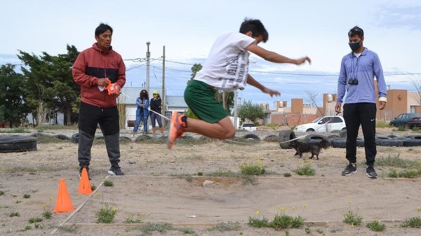 Más de 20 chicos realizaron los evaluativos de atletismo en Trelew.