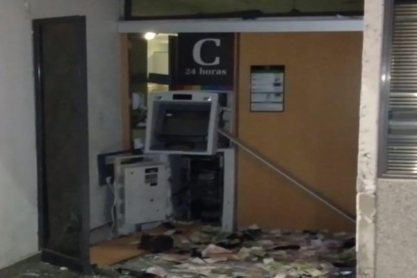 Villa Crespo: cuatro delincuentes hicieron estallar un cajero automático y escaparon con el dinero.