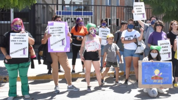 Protesta. El grupo que reclamó en los Juzgados de Familia de Trelew por el caso de dos menores.