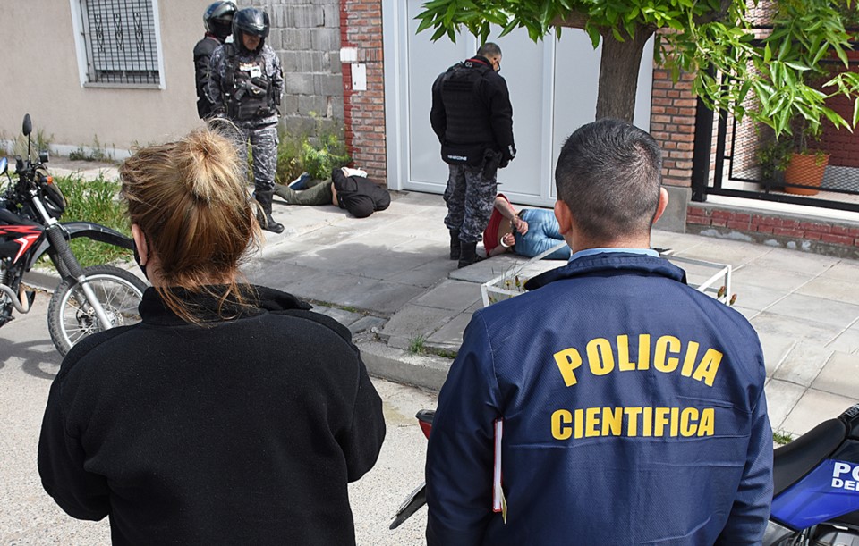 Personal policial motorizado de la Unidad Regional redujo a dos de los peligrosos delincuentes operativos