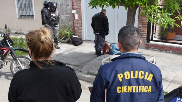Personal policial motorizado de la Unidad Regional redujo a dos de los peligrosos delincuentes operativos