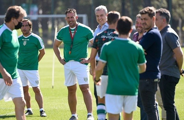 Diego Dabove dio comienzo a su primer entrenamiento Balón de fútbol como entrenador de Banfield.