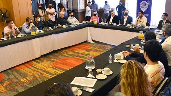 El intendente de Trelew, Adrián Maderna encabezó la reunió en la que fue presentado el programa. (Foto: Norman Evans)
