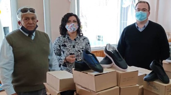 La indumentaria se entregó al Centro de Acción Familiar de El Maitén.