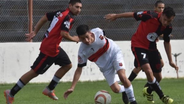 Independiente se hizo fuerte de visitante en la Villa y sigue en carrera hacia el Clasificatorio Patagónico 2022. (Foto: Sergio Esparza/Jornada).