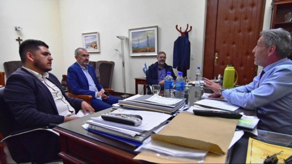 El gobernador recibió en su despacho a las autoridades del Partido Municipal Vida de Trelew.