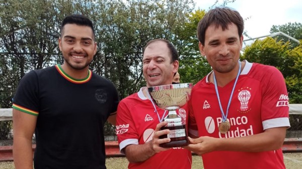 Integrante del taller municipal de fútbol para ciegos jugó en Huracán.