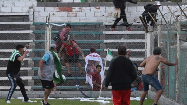 Los barras deben ser excluidos de los estadios. Foto: Daniel Feldman.