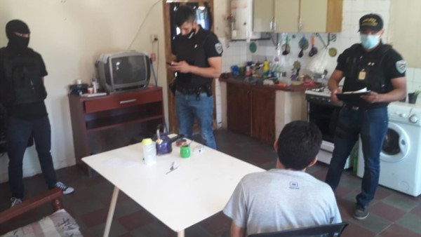 La intervención policial dentro de la cocina-comedor donde estaba el hombre acusado de los hechos. 