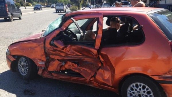 Así quedó el automóvil Fiat Palio que recibió el impacto de la camioneta Toyota Hilux.