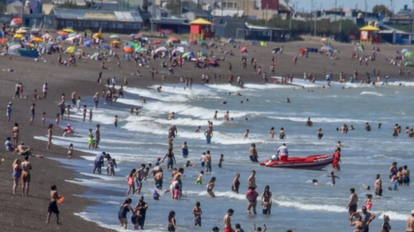 Una excelente temperatura hizo que las familias llegarán a la costa para disfrutar el mar y la arena. Playa Unión volvió a lucir como en los tiempos previos a la pandemia.