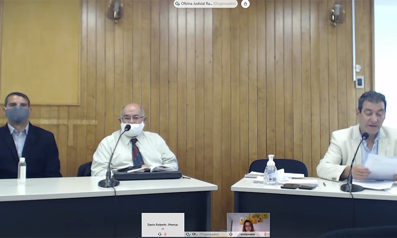 El acusado, el defensor Juan Lagos y el fiscal Osvaldo Heiber ayer.