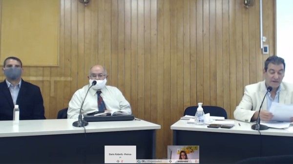 El acusado, el defensor Juan Lagos y el fiscal Osvaldo Heiber ayer.