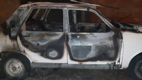 El automóvil apareció quemado en la madrugada en Rawson y Gastre.