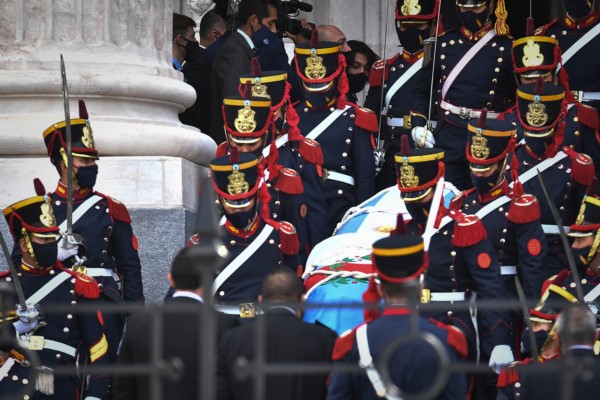 El velatorio del expresidente concluyó esta tarde de lunes después de las 15 en el Congreso y sus restos mortales comenzaron a ser trasladados.