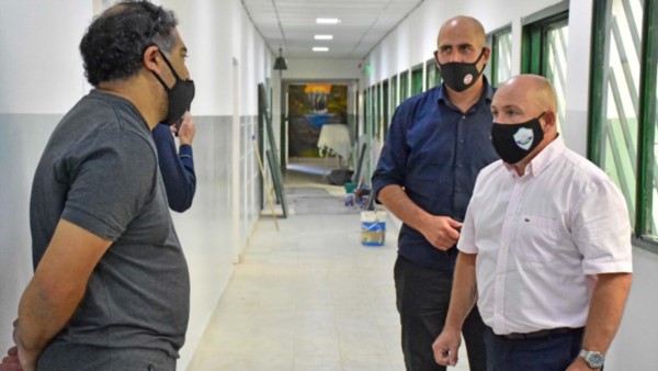Chequeo. El intendente Sastre supervisó que el establecimiento quede en condiciones para el inicio lectivo. 