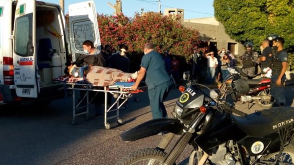 Una moto y un Renault 12 chocaron ayer en 28 de Julio y Entre Ríos.