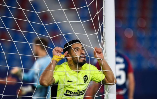 El Atlético de Madrid se frena ante un Levante aguerrido. "Lucho" Suárez no lo puede creer.