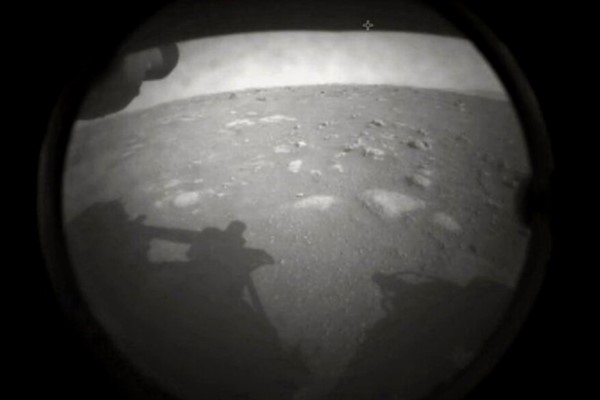 El explorador se posó en un antiguo lecho de un lago, donde los científicos esperan encontrar signos de vida microbiana fosilizada.
