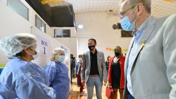 Recorrida. El ministro y el intendente de Trelew saludaron a los trabajadores instalados en el Gimnasio 1.