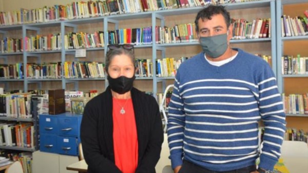 Ayuda. Flavia Montes junto con uno de los responsables municipales del arreglo en el barrio Alberdi. 