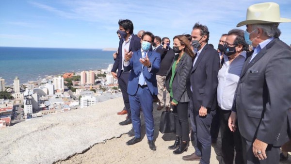 En el Chenque. Luque explicó la utilidad de la obra a la comitiva nacional que anunció su reactivación.