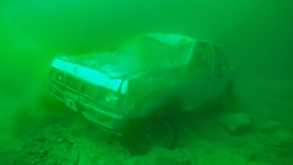 El automóvil finalizó en el fondo del lago Rivadavia tras derrapar.