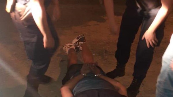 El victimario terminó detenido a pesar de resistirse ante los policías.