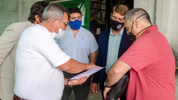 Cerrando acuerdo. El municipio y la empresa debieron discutir.