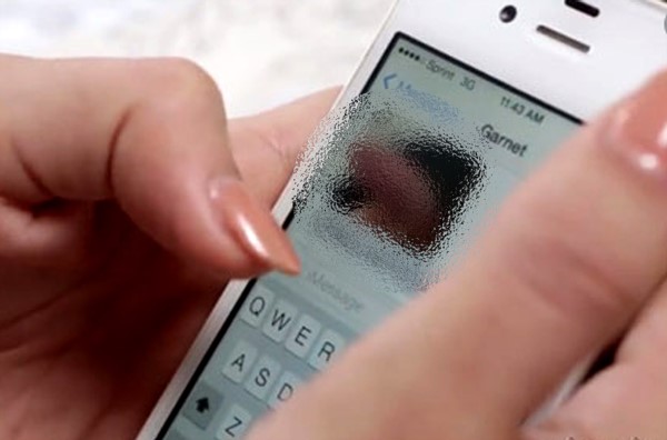 Docentes denunciaron penalmente al padre de un alumno que les envió material pornográfico a través de Whatsapp.