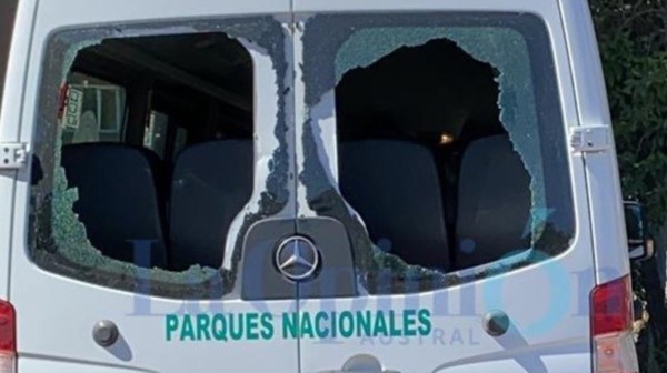 Así quedaron los vidrios del vehículo que trasladaba al Presidente.