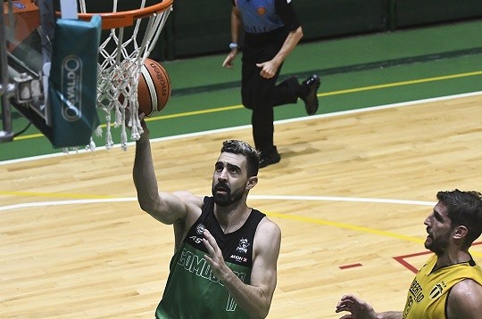 Sebastián Vega, recuperado de su lesión, tuvo minutos en el Verde chubutense.