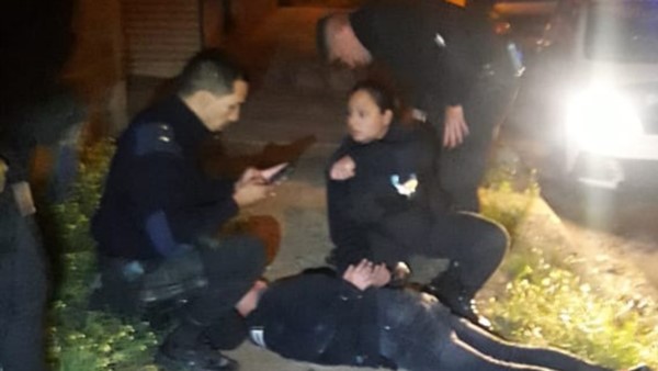 Uno de los malhechores yace en el suelo luego de ser aprehendido.