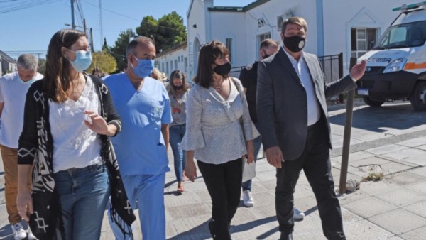El intendente junto al personal del Hospital recorriendo las refacciones en los sectores lindantes.