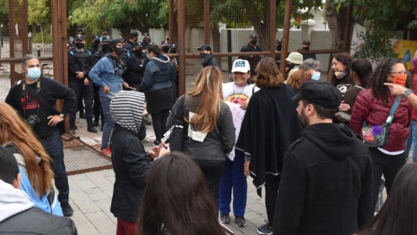 Afuera de Casa de Gobierno hubo manifestaciones contra Arcioni.