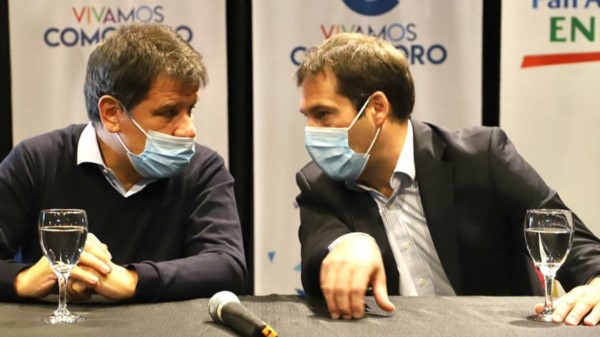 El intendente Luque y el neurocientífico en rueda de prensa.