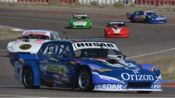 Una de las postales que entregó ayer la categoría del TC Austral en el autódromo Mar y Valle. Hoy clasificaciones y series. Mañana, las finales.