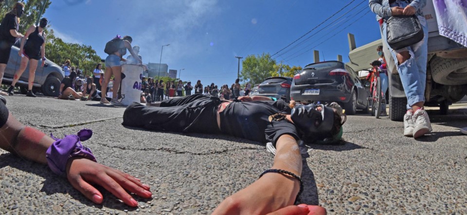 Escenificación de la muerte y la violencia de género frente al Ministerio Público Fiscal. “Basta de femicidios”, “Vivas nos queremos”, “Ni una menos”, son algunas de las simbologías.