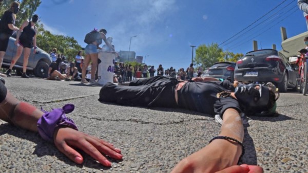 Escenificación de la muerte y la violencia de género frente al Ministerio Público Fiscal. “Basta de femicidios”, “Vivas nos queremos”, “Ni una menos”, son algunas de las simbologías.