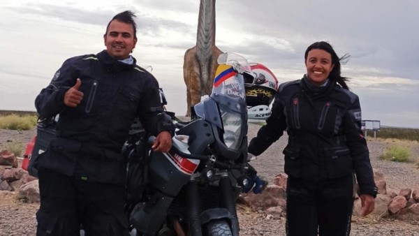 Cristian y Carolina pararon para fotografiarse con el Patagotitan.